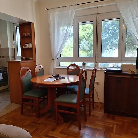 Music-center, In The Center Of Daire *