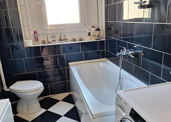 Music-center, In The Center Of Daire *